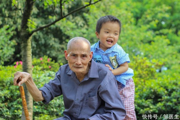 优益配资 为何夏季时老人摔倒越来越多？提醒：除了多喝水，还要补充4物