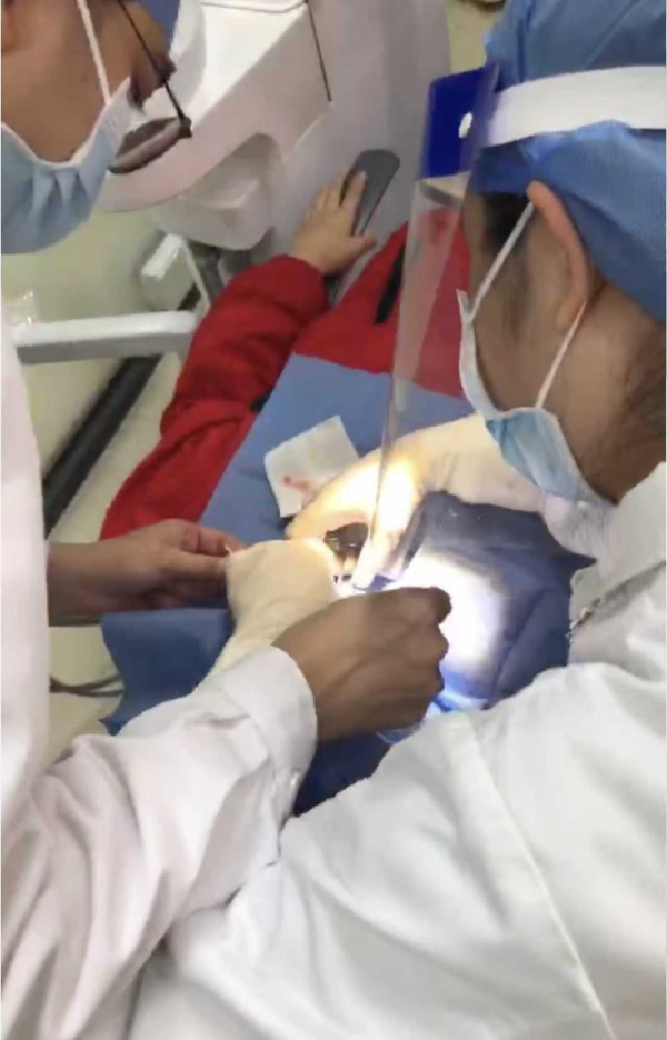 赢金配资网 小孩遭校园暴力家长去调解又被砸伤? 学校: 偶发事件非校园欺凌, 家长冲突属实